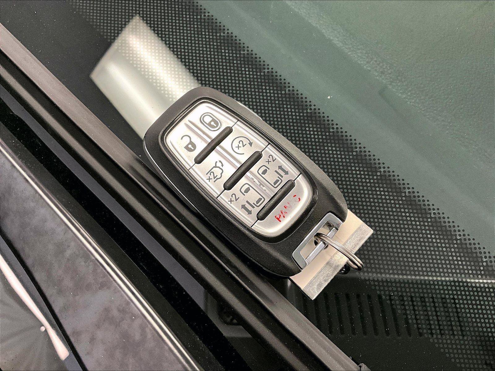 Used 2025 Chrysler Pacifica Select image 9