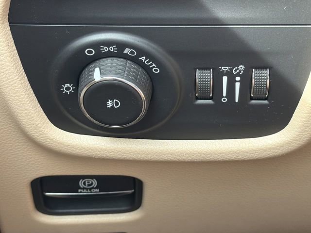 Used 2023 Jeep Grand Cherokee L Limited w/ Black Appearance Package image 20