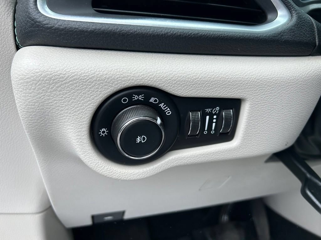 Used 2017 Chrysler Pacifica Platinum FWD image 21