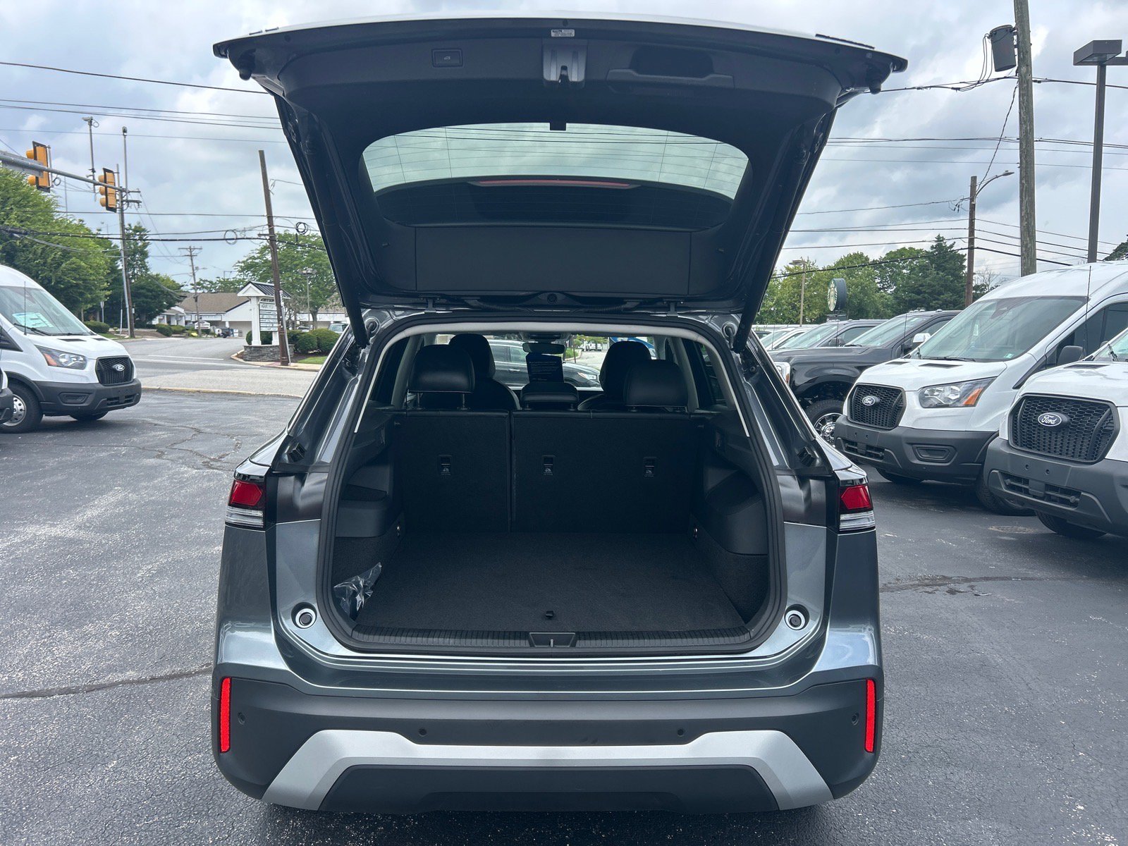 Used 2025 Volkswagen Tiguan SE AWD/4WD image 14