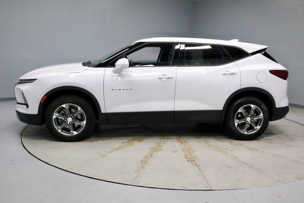 Used 2025 Chevrolet Blazer LT image 2
