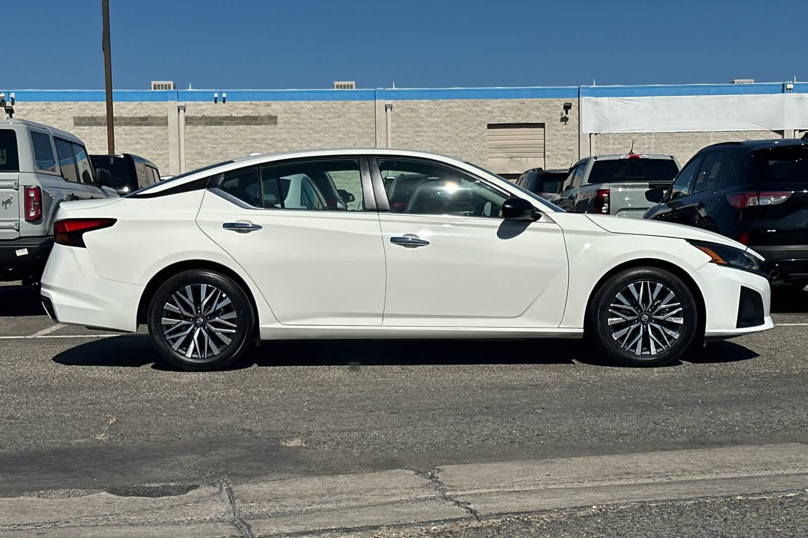 Used 2025 Nissan Altima 2.5 SV FWD image 8