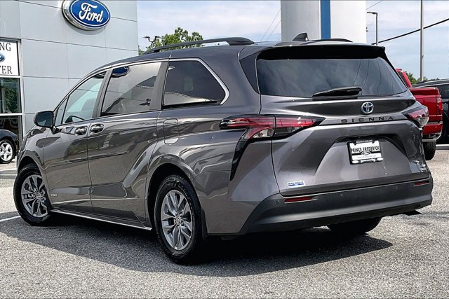 Used 2021 Toyota Sienna XLE FWD image 11