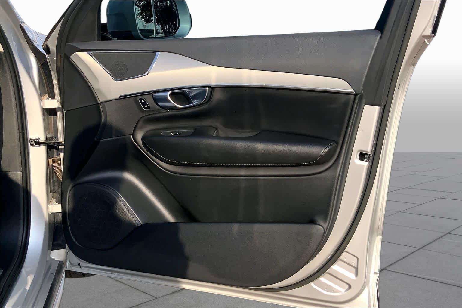 Used 2022 Volvo XC90 T5 Momentum FWD image 23