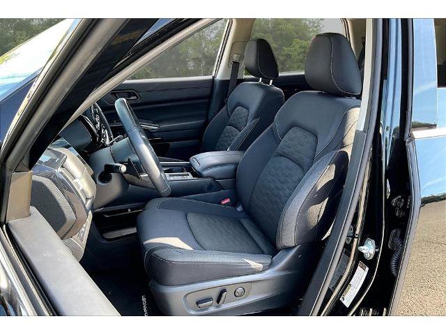 Used 2025 Nissan Pathfinder SV w/ SV Premium Package FWD image 18