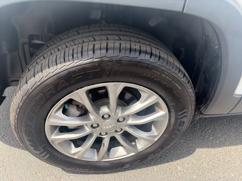 Used 2019 Jeep Cherokee Latitude Plus FWD image 21