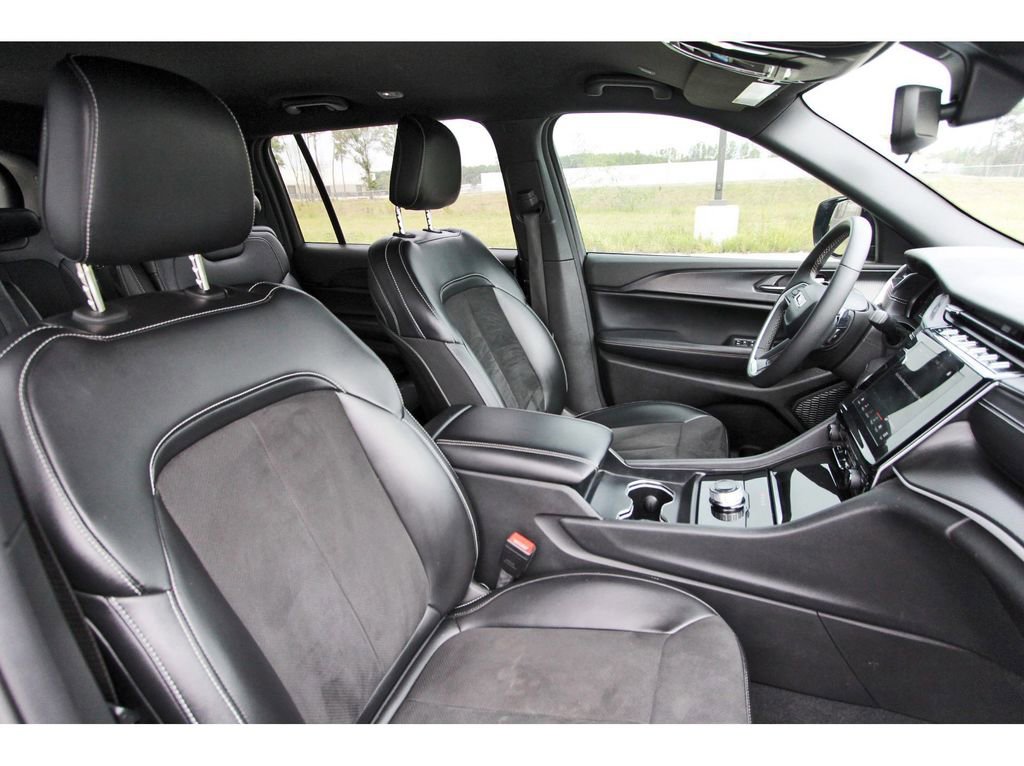 Used 2023 Jeep Grand Cherokee L Laredo image 28