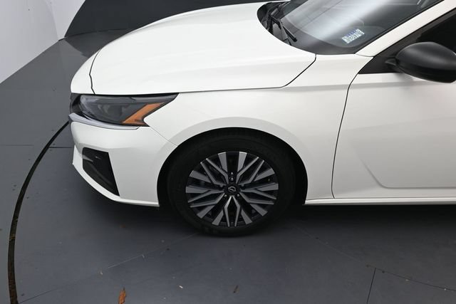 Used 2025 Nissan Altima 2.5 SV FWD image 9