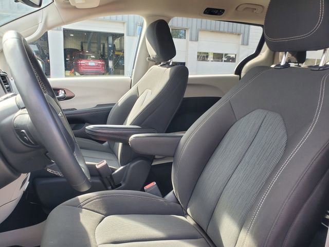 Used 2023 Chrysler Voyager LX image 5