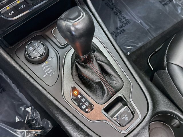 Used 2022 Jeep Cherokee Trailhawk AWD/4WD image 17
