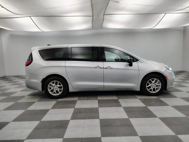 Used 2024 Chrysler Pacifica Touring-L FWD image 10
