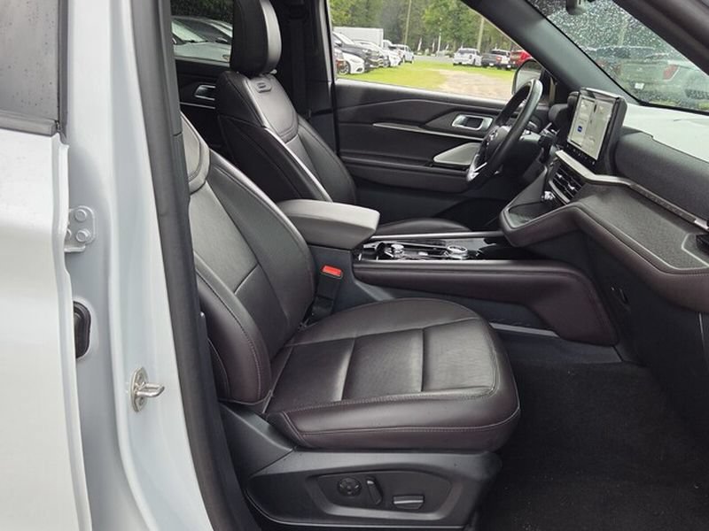 Certified 2025 Ford Explorer Platinum RWD image 16