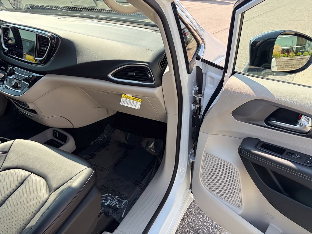 Used 2024 Chrysler Pacifica Touring-L FWD image 21