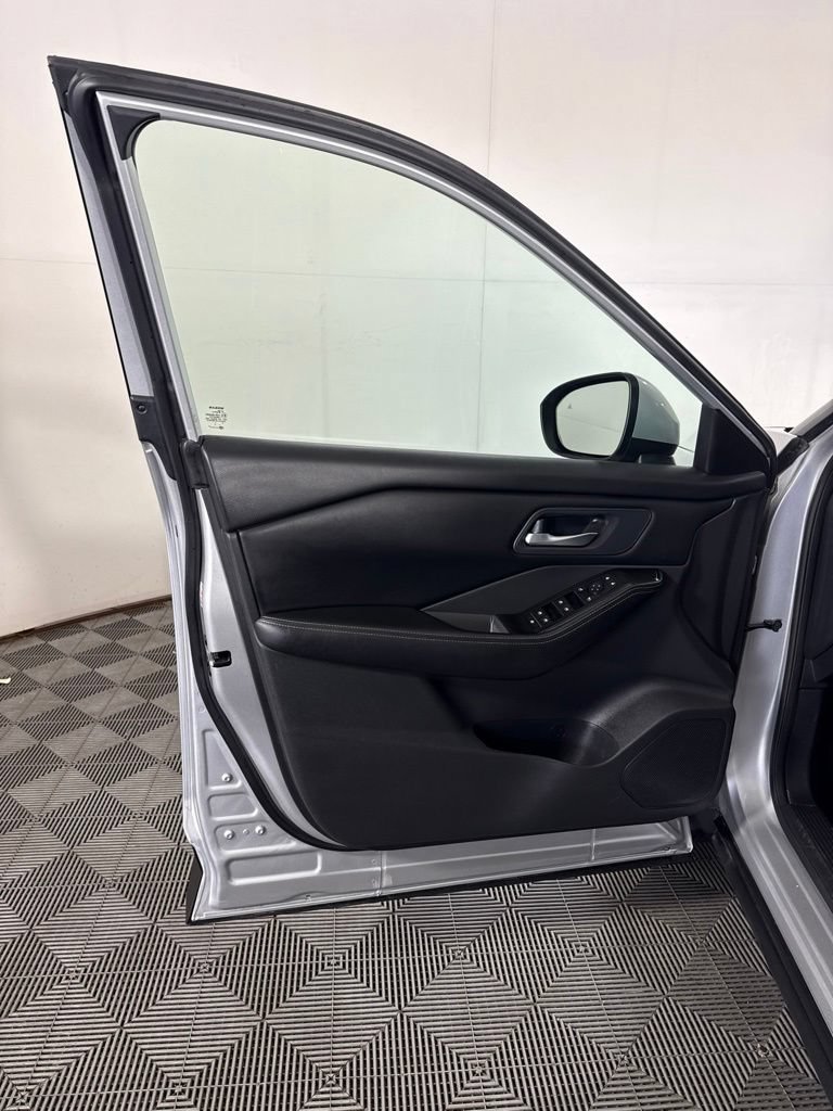 Used 2024 Nissan Rogue SV AWD/4WD image 14