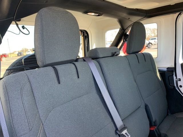 Used 2024 Jeep Wrangler Unlimited Sahara w/ Technology Group image 18