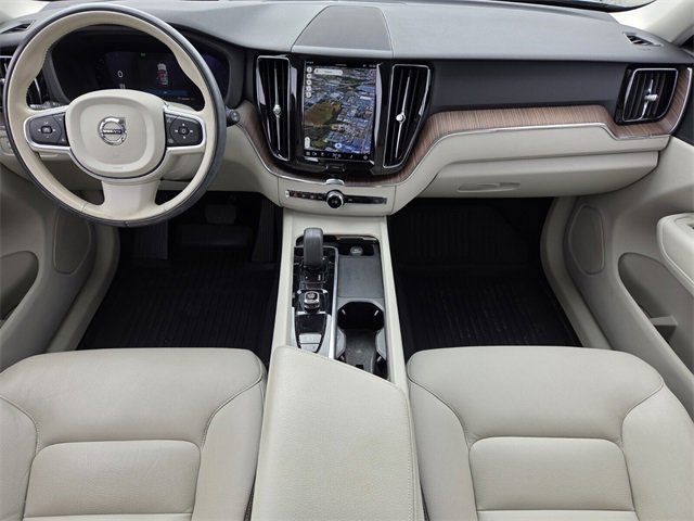 Used 2022 Volvo XC60 B5 Momentum image 12
