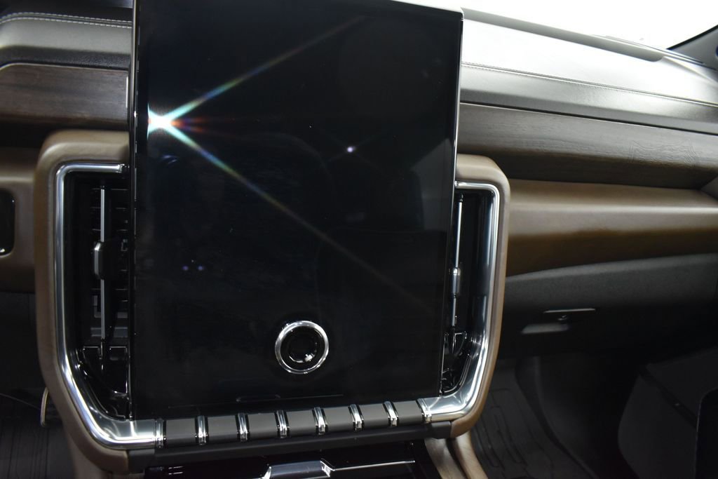 Used 2025 GMC Yukon XL Denali Ultimate AWD/4WD image 13