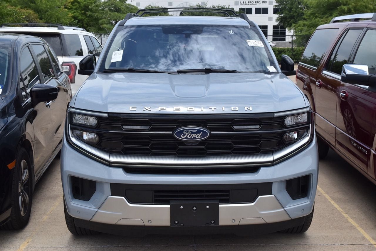 Certified 2025 Ford Expedition Platinum w/ Platinum Ultimate Package AWD/4WD image 3