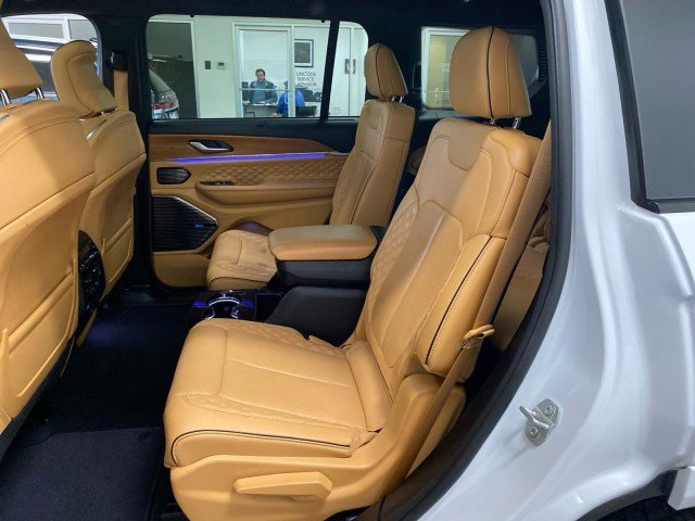Used 2023 Jeep Grand Cherokee L Summit AWD/4WD image 10