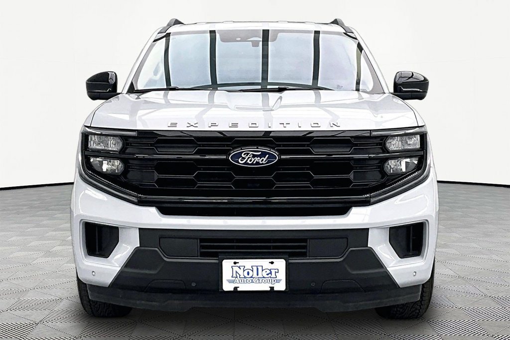Certified 2025 Ford Expedition Active AWD/4WD image 3