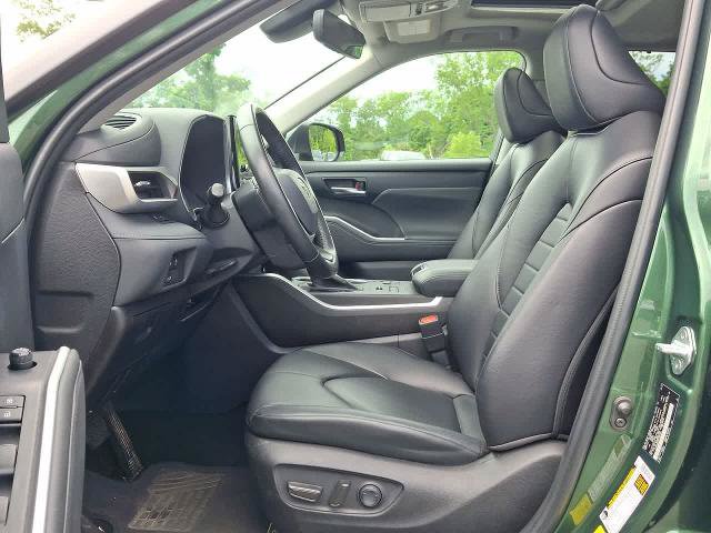Used 2023 Toyota Highlander XLE AWD/4WD image 17