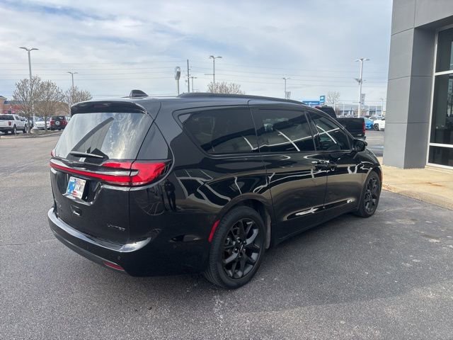 Used 2023 Chrysler Pacifica Limited w/ Uconnect Theater Family Group image 5