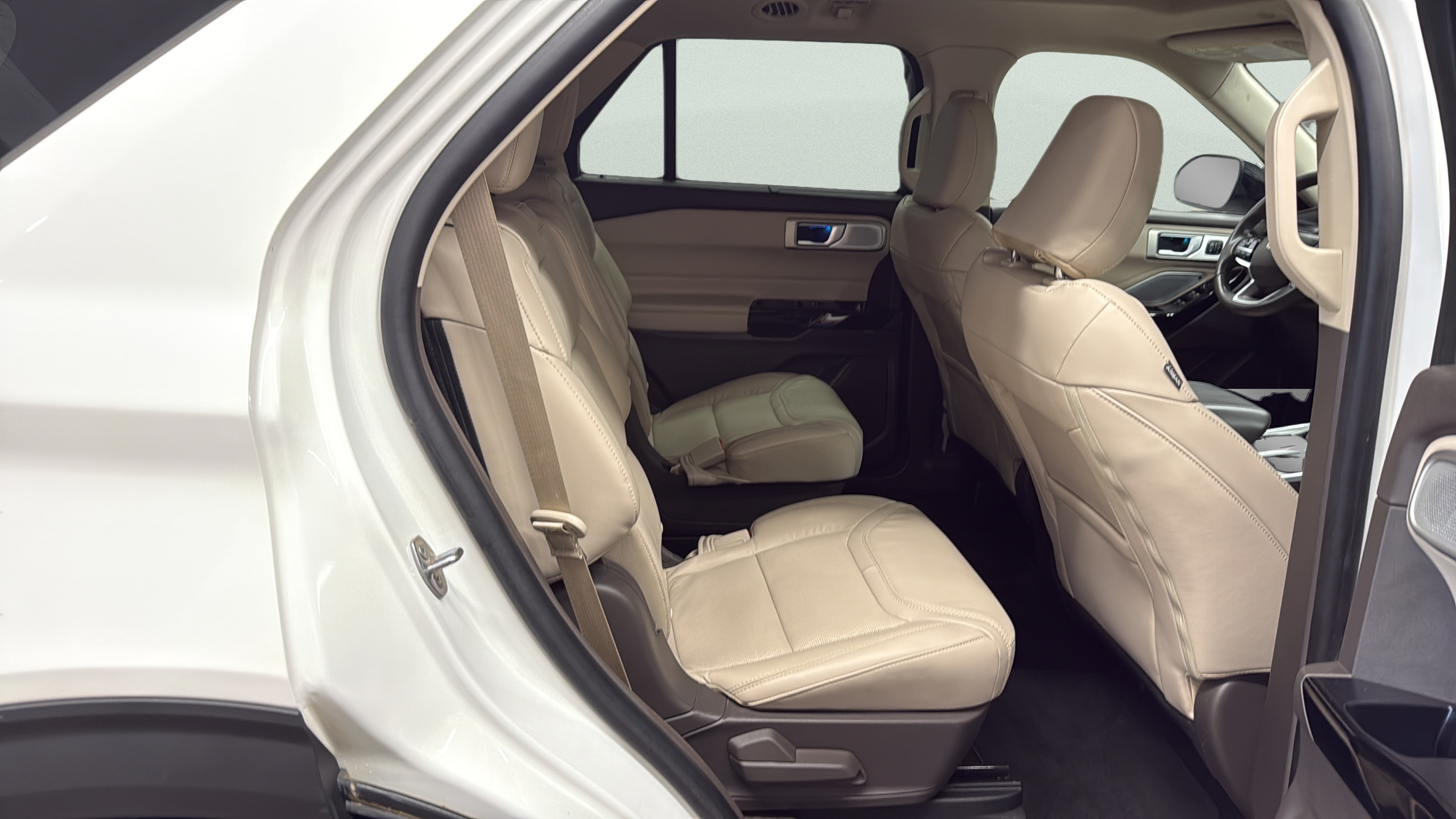 Certified 2023 Ford Explorer Platinum w/ Technology Package AWD/4WD image 16