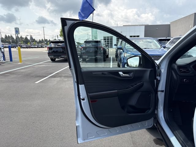 Certified 2025 Ford Escape ST-Line Select AWD/4WD image 26