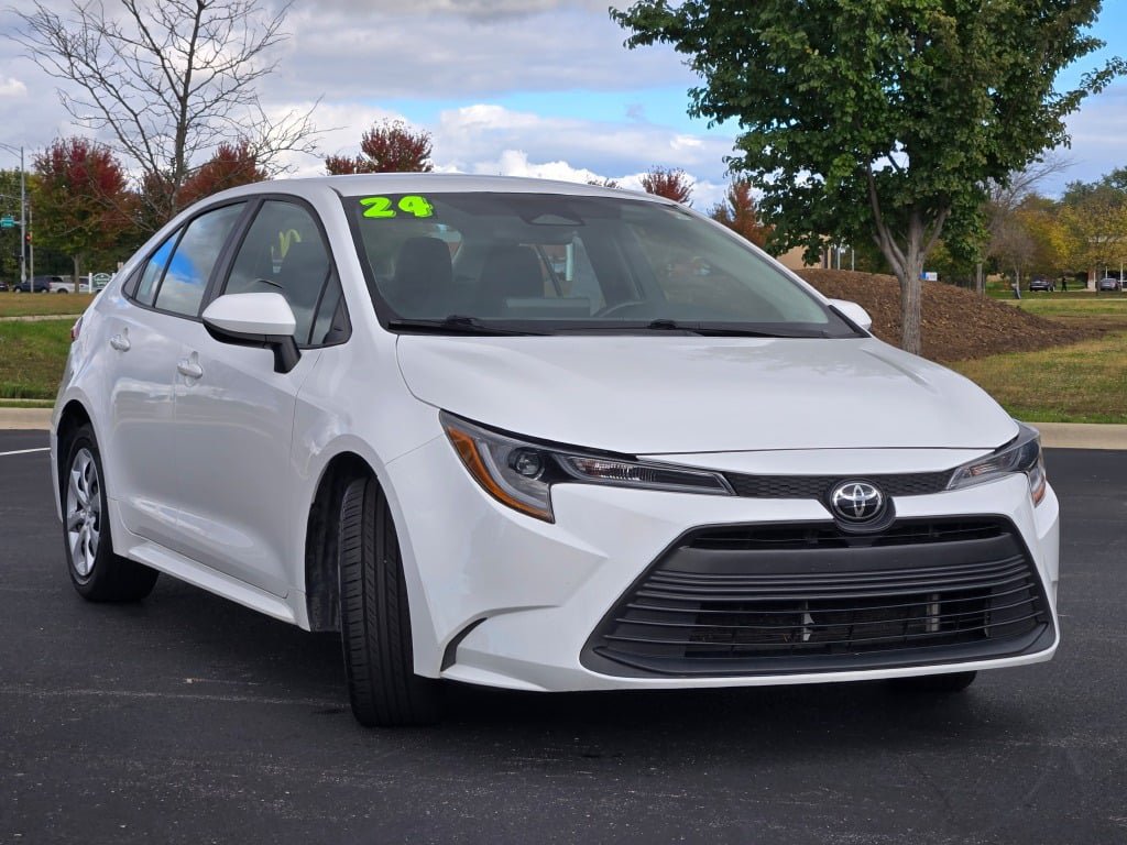 Used 2024 Toyota Corolla LE FWD image 2