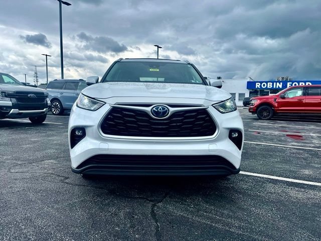 Used 2022 Toyota Highlander XLE AWD/4WD image 2