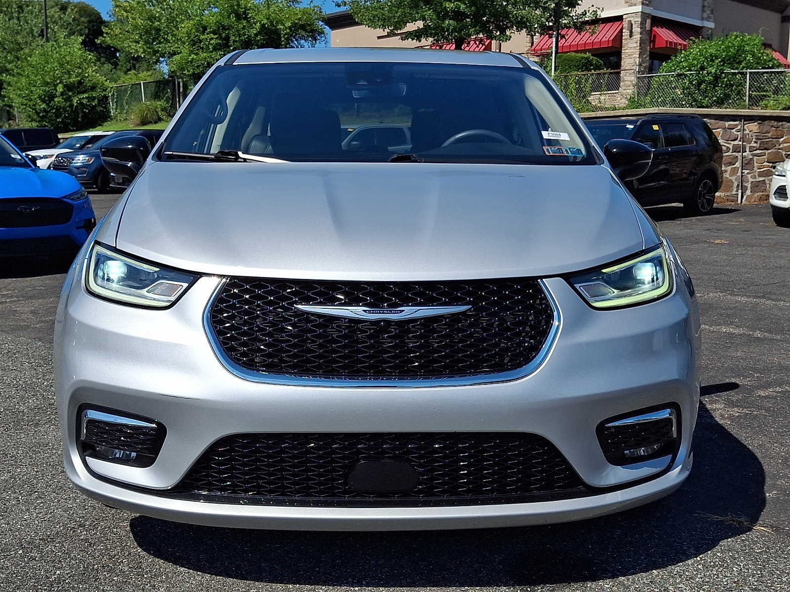 Used 2024 Chrysler Pacifica Touring-L FWD image 2
