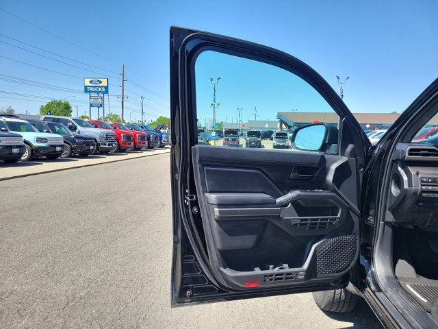 Used 2025 Toyota Tacoma SR5 AWD/4WD image 12