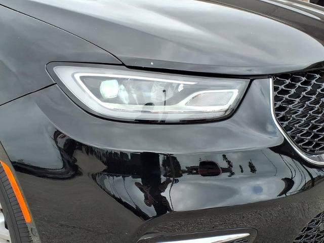 Used 2025 Chrysler Pacifica Select FWD image 11