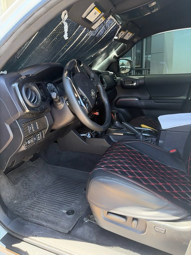 Used 2022 Toyota Tacoma TRD Sport w/ Technology Package RWD image 2