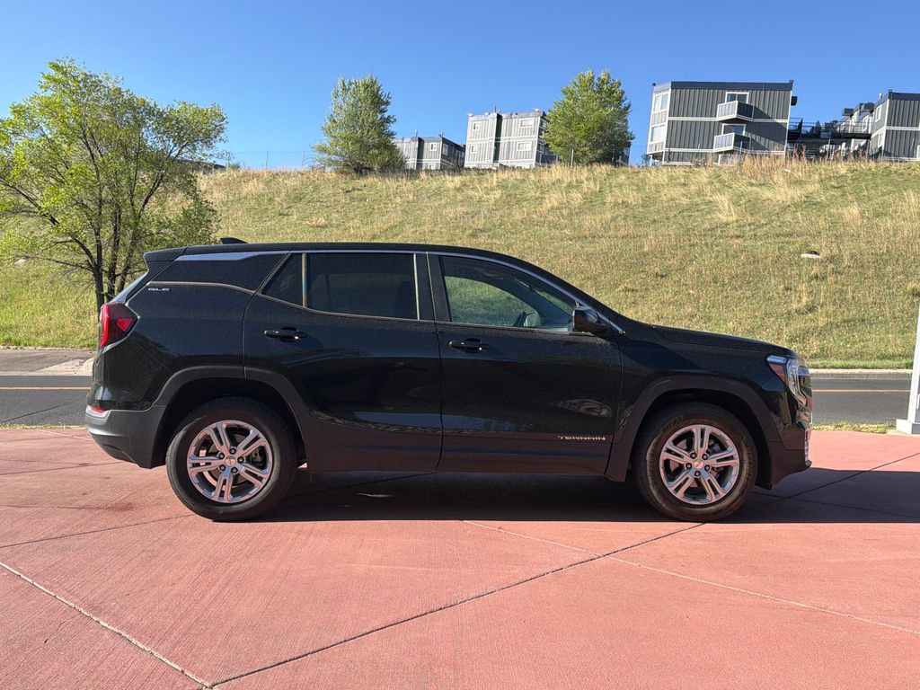 Used 2024 GMC Terrain SLE image 8