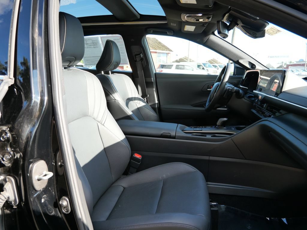 Used 2023 Toyota Crown Platinum AWD/4WD image 12