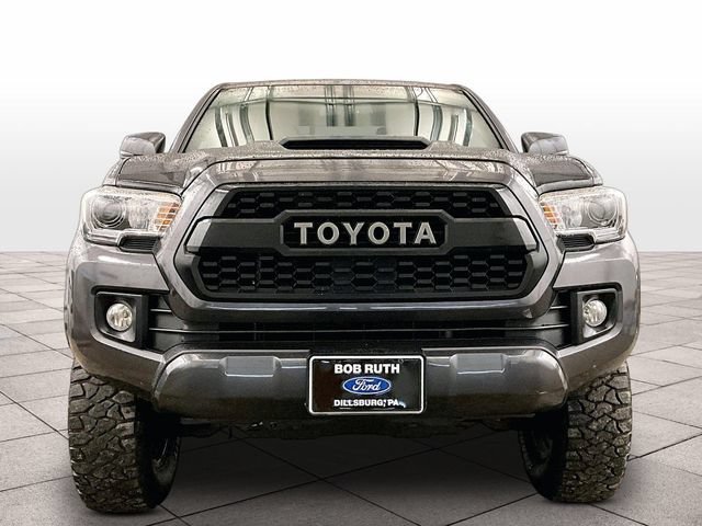 Used 2017 Toyota Tacoma TRD Sport AWD/4WD image 3