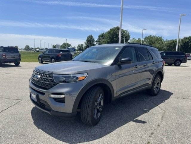 Certified 2023 Ford Explorer XLT w/ Equipment Group 202A AWD/4WD image 3