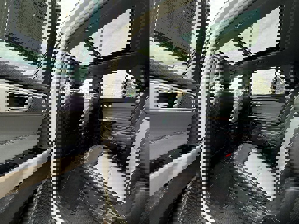 Certified 2022 Ford Explorer XLT w/ Equipment Group 202A image 30