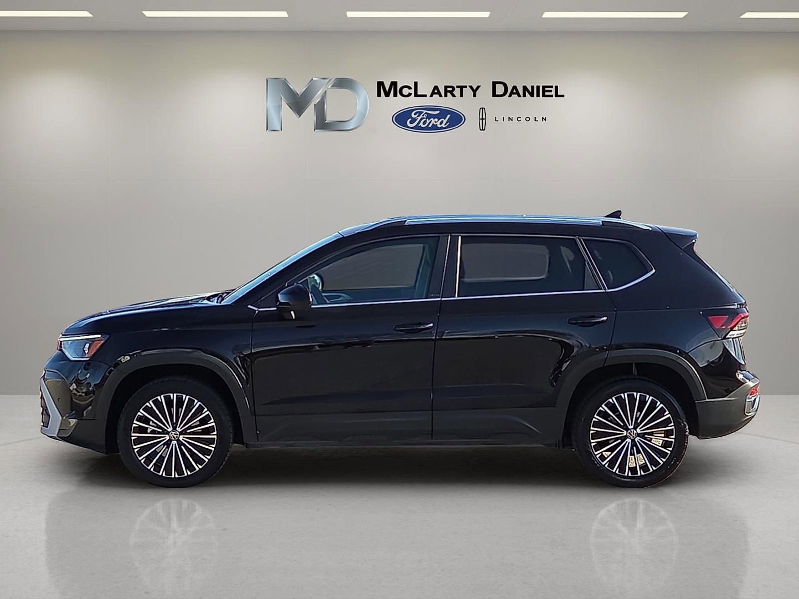 Used 2025 Volkswagen Taos SE image 3