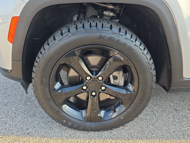 Used 2023 Jeep Grand Cherokee L Laredo AWD/4WD image 9