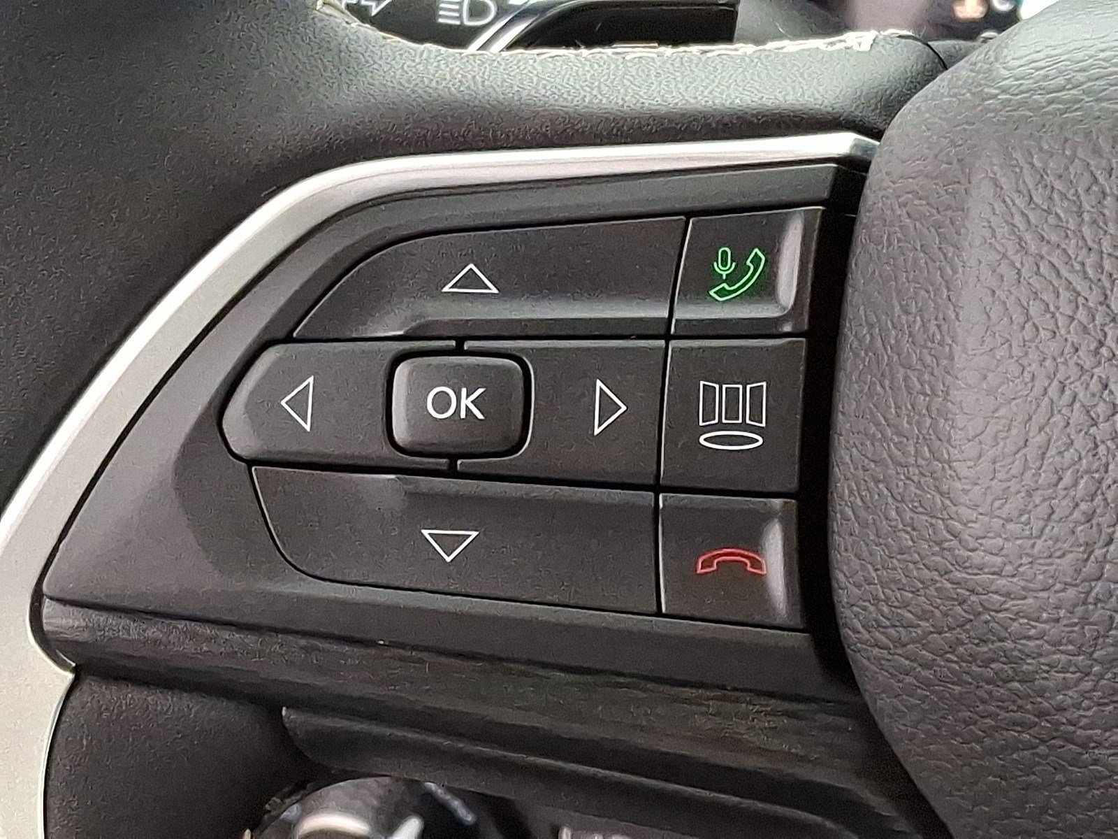 Used 2025 Jeep Grand Cherokee Altitude image 21