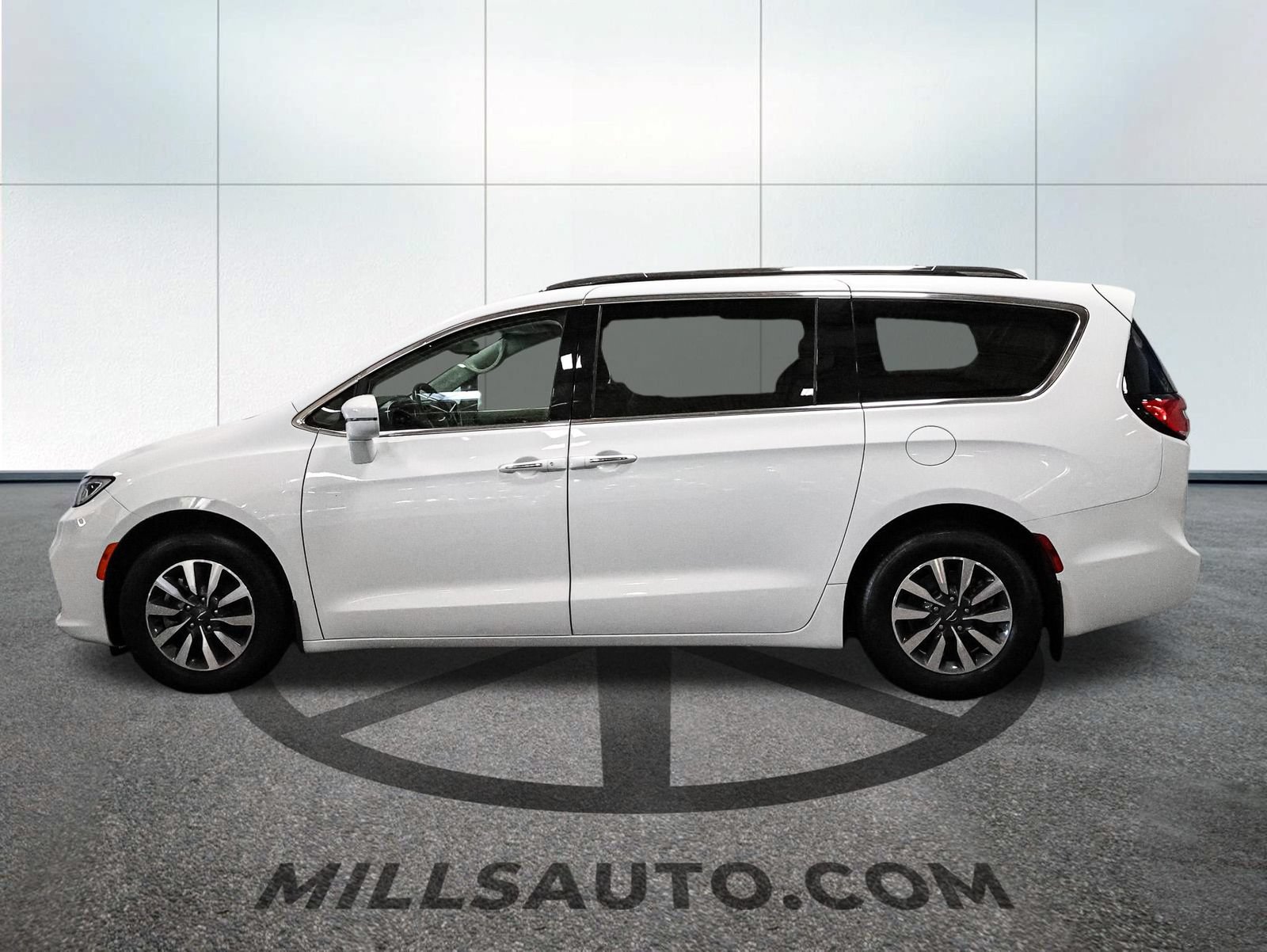 Used 2021 Chrysler Pacifica Touring-L FWD image 3