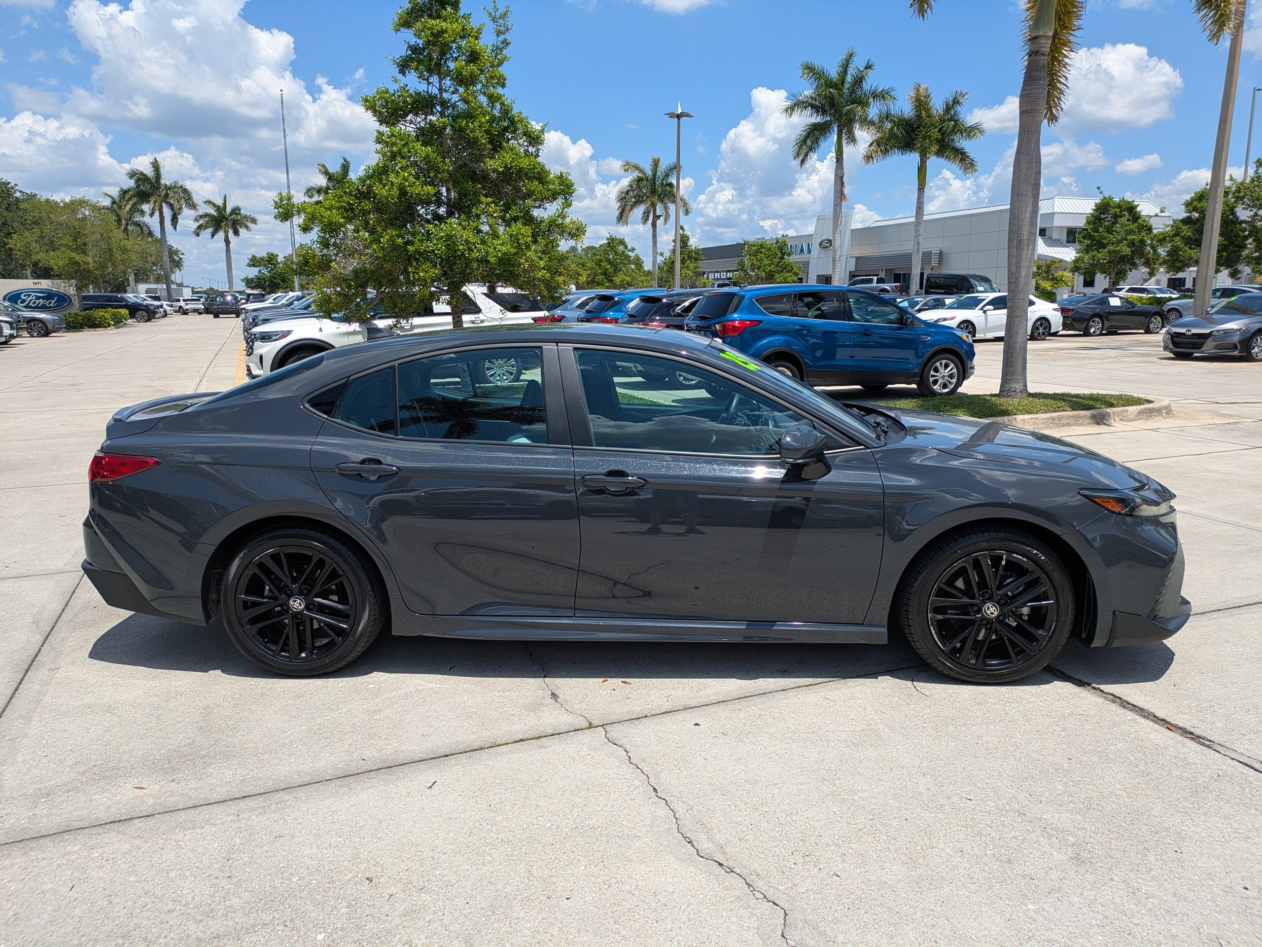 Used 2025 Toyota Camry SE FWD image 3