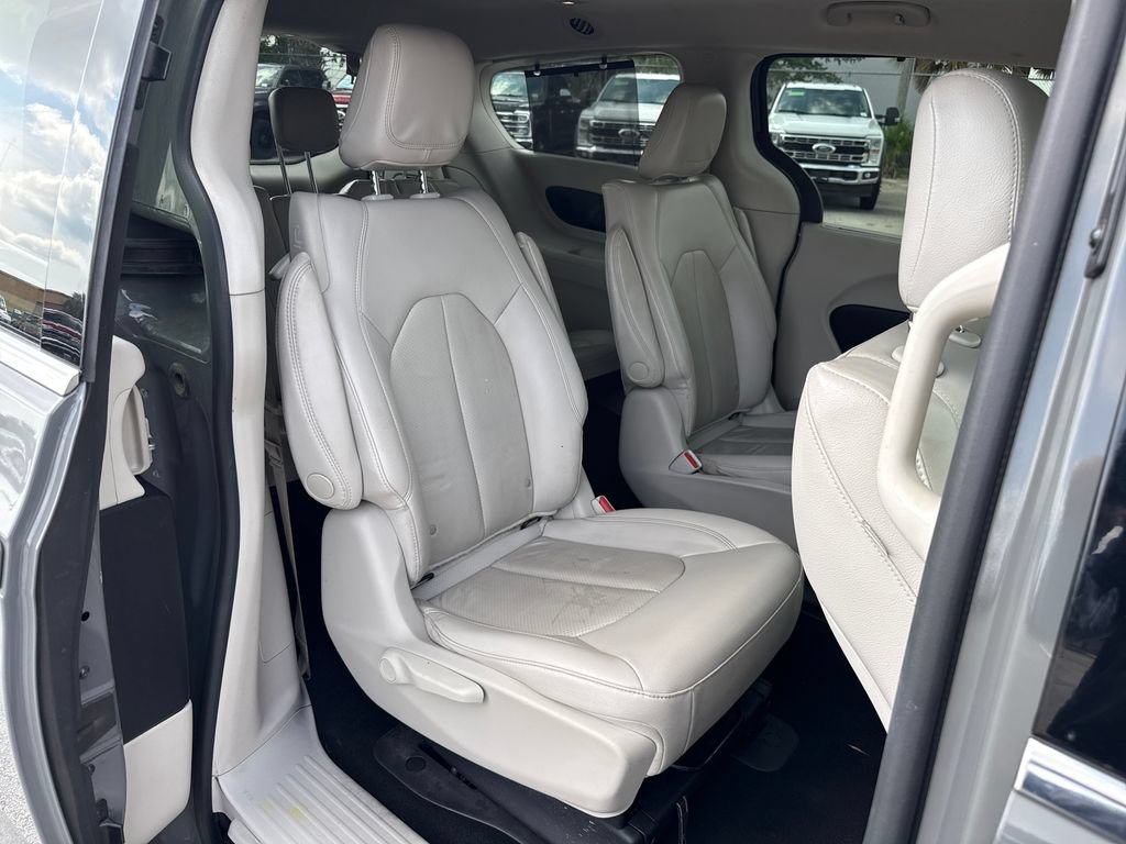 Used 2021 Chrysler Pacifica Touring-L FWD image 26