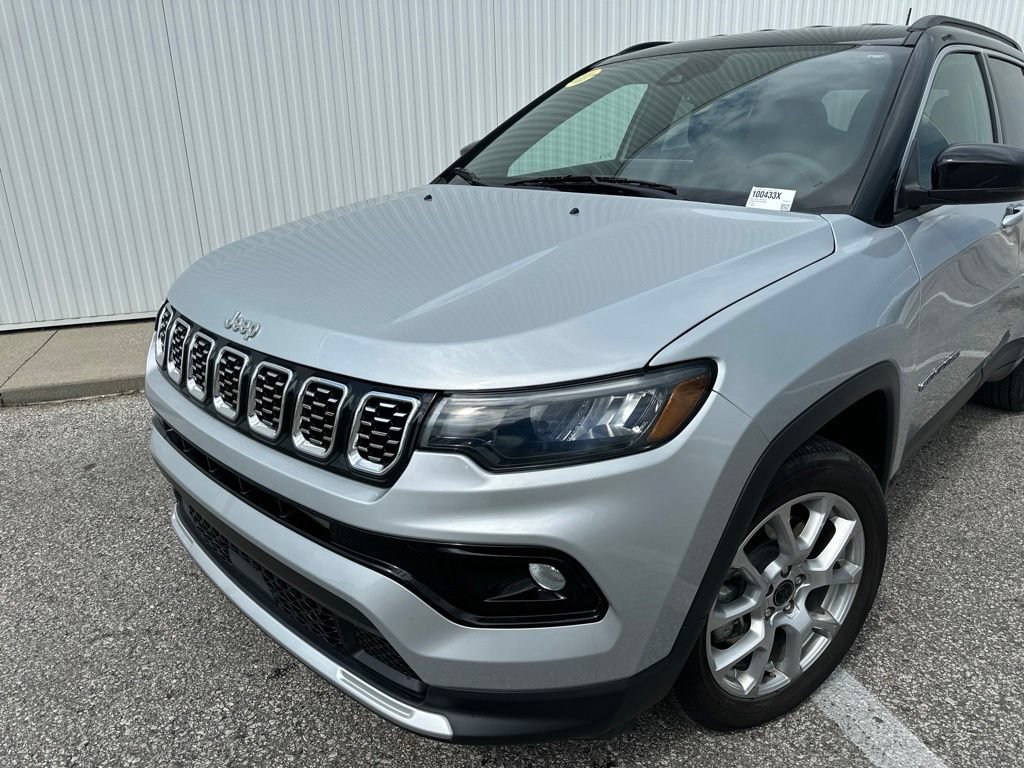 Used 2025 Jeep Compass Limited AWD/4WD image 2