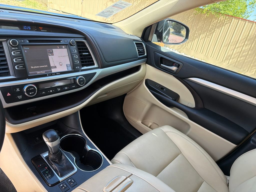 Used 2019 Toyota Highlander XLE AWD/4WD image 18