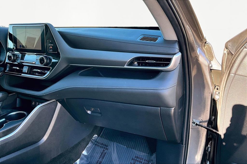 Used 2024 Toyota Highlander LE FWD image 16