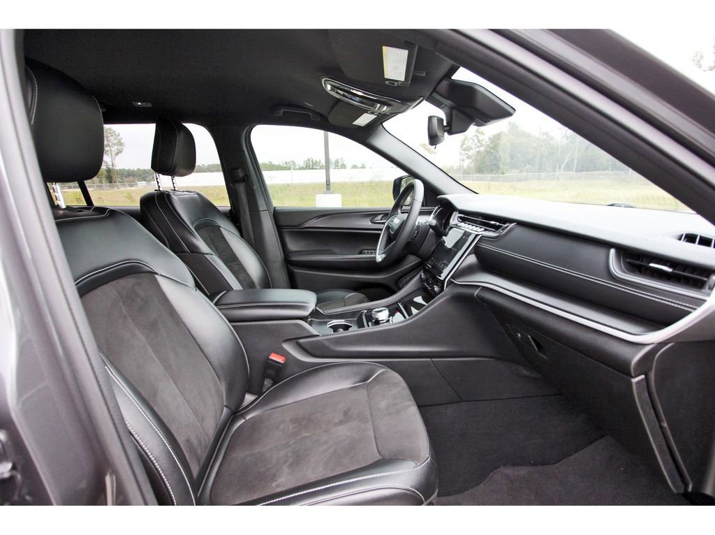 Used 2023 Jeep Grand Cherokee L Laredo image 27