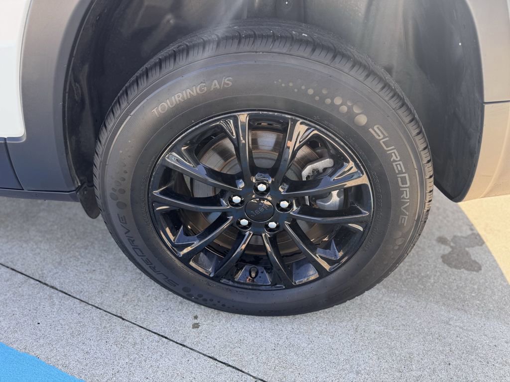 Used 2023 Jeep Cherokee Altitude Lux image 6